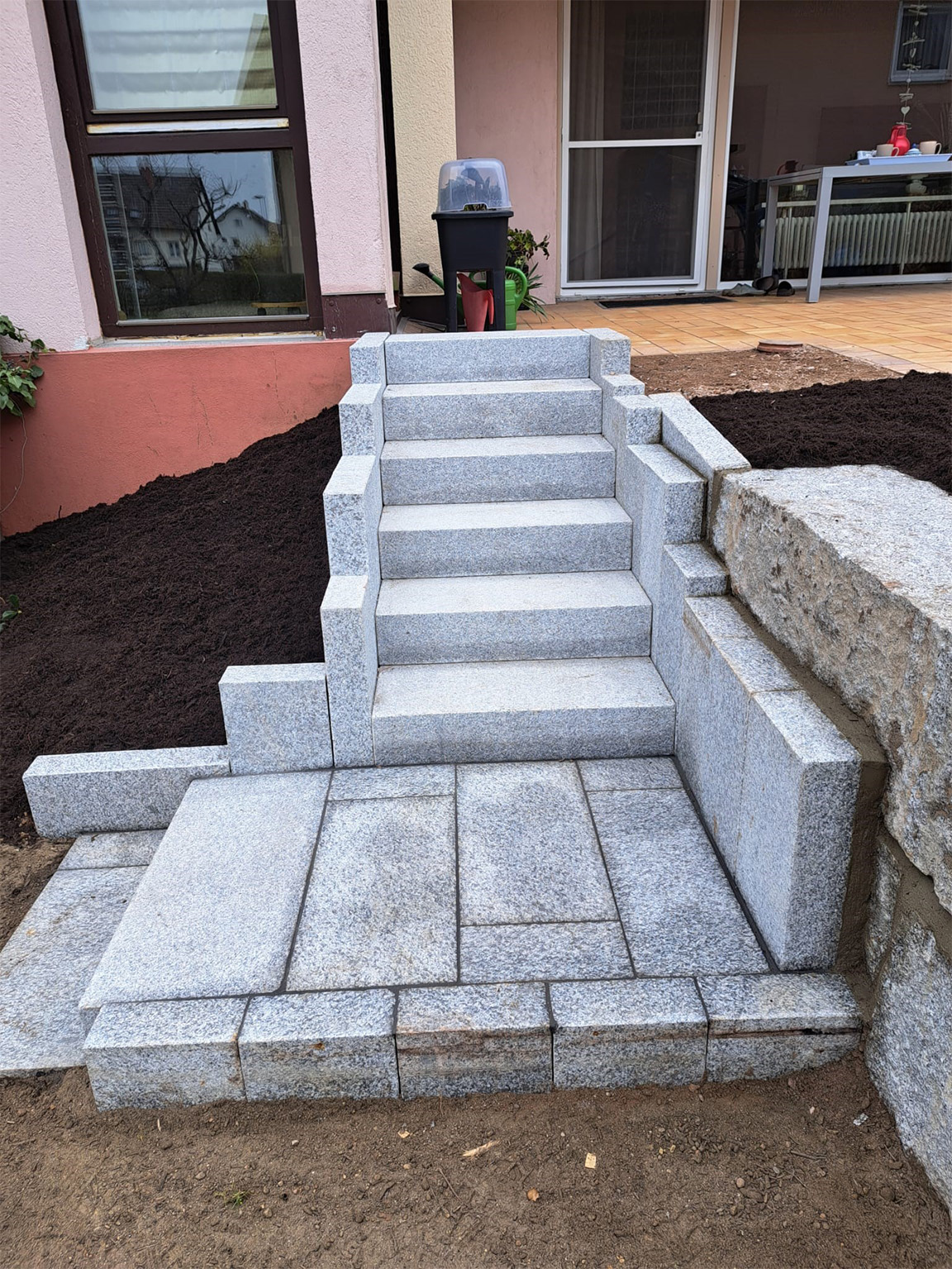 Granit Stufe und Granit Stele gesetzt.